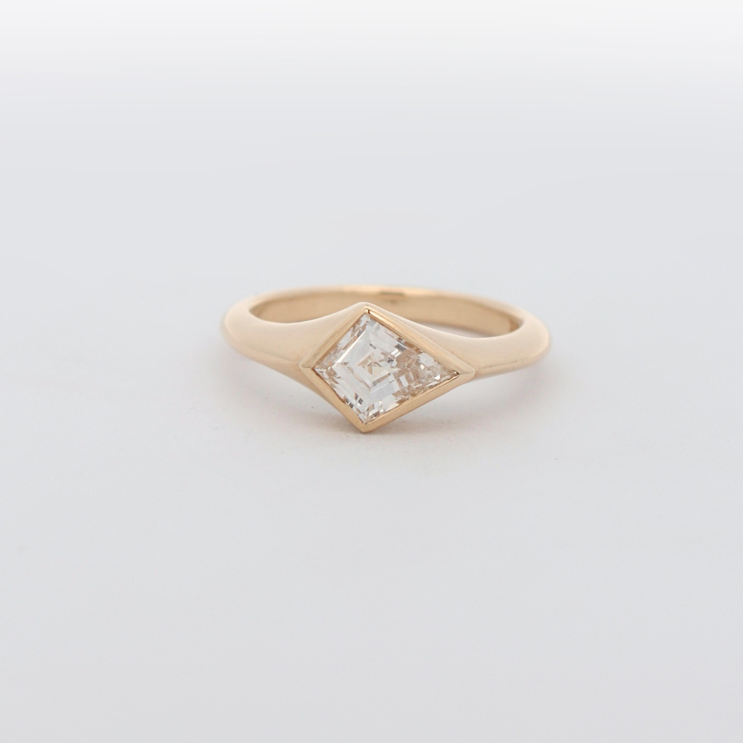 Luna Signet - 1ct lab-grown kite cut diamond