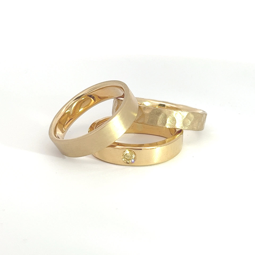 Flat Hammered Wedder - Yellow Gold